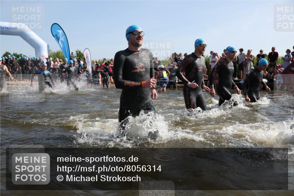 22.06.2025 - Viking Triathlon Michael Strokosch http://msf.ph/oto/8056314 22.06.2025 10:02:44 Schwimmen 98, 114, 161, 264, 323, 366, 427, 429, 430, 486, 552 meine-sportfotos.de