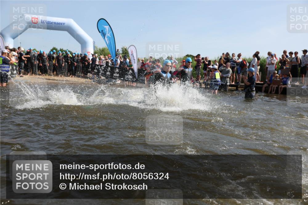 22.06.2025 - Viking Triathlon Michael Strokosch http://msf.ph/oto/8056324 22.06.2025 10:02:45 Schwimmen 40, 98, 161, 164, 264, 323, 340, 366, 427, 429, 430, 486, 548, 552, 608 meine-sportfotos.de