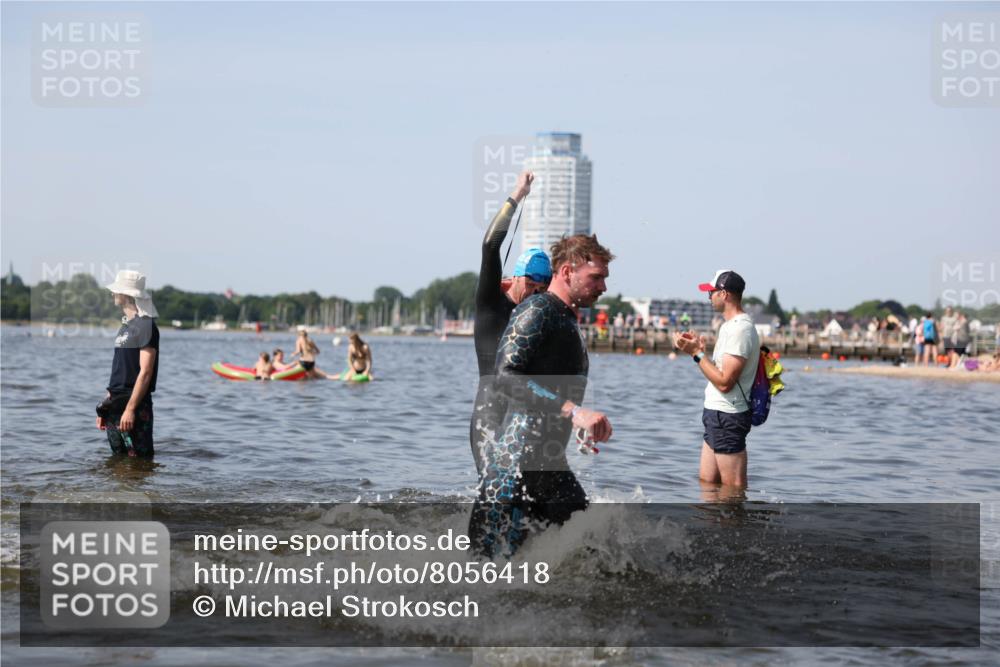 22.06.2025 - Viking Triathlon Michael Strokosch http://msf.ph/oto/8056418 22.06.2025 10:30:59 Schwimmen 45, 162, 237, 347, 352, 444, 510, 549 meine-sportfotos.de