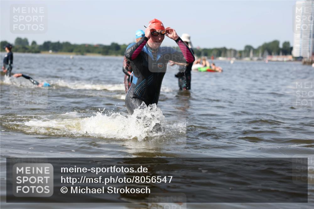 22.06.2025 - Viking Triathlon Michael Strokosch http://msf.ph/oto/8056547 22.06.2025 10:31:35 Schwimmen 3, 8, 98, 137, 158, 189, 340, 350, 469, 613, 648 meine-sportfotos.de