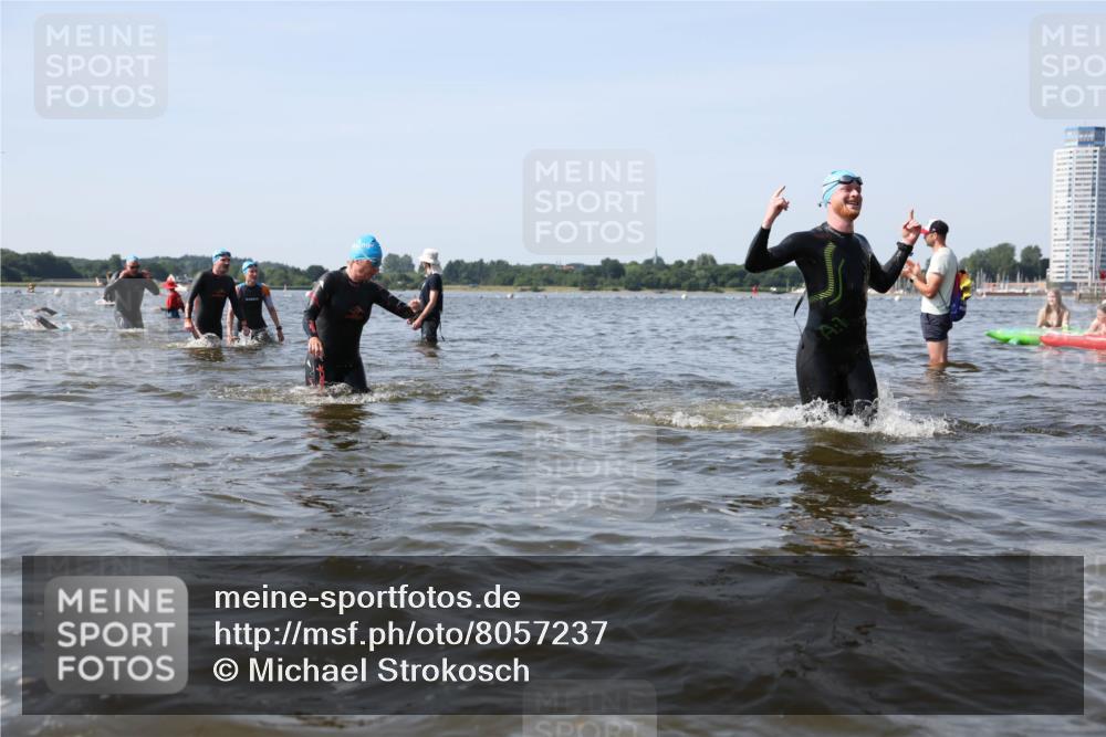 22.06.2025 - Viking Triathlon Michael Strokosch http://msf.ph/oto/8057237 22.06.2025 10:34:44 Schwimmen 77, 114, 161, 247, 284, 323, 341, 434, 550 meine-sportfotos.de