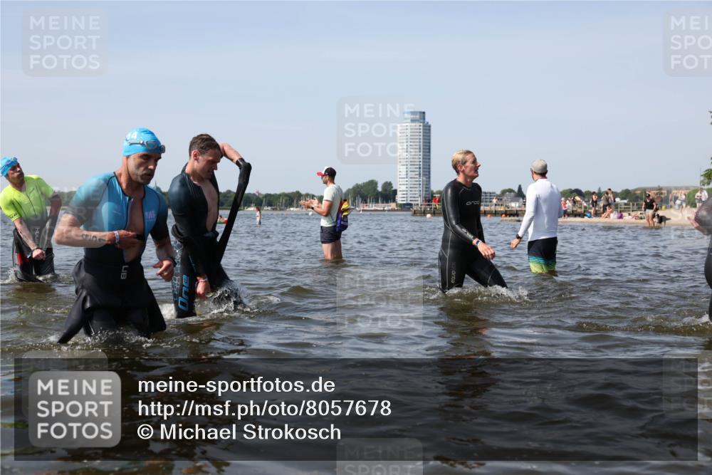 22.06.2025 - Viking Triathlon Michael Strokosch http://msf.ph/oto/8057678 22.06.2025 10:39:01 Schwimmen 26, 40, 57, 79, 148, 181, 185, 210, 211, 295, 336, 351, 408, 416, 451, 654 meine-sportfotos.de