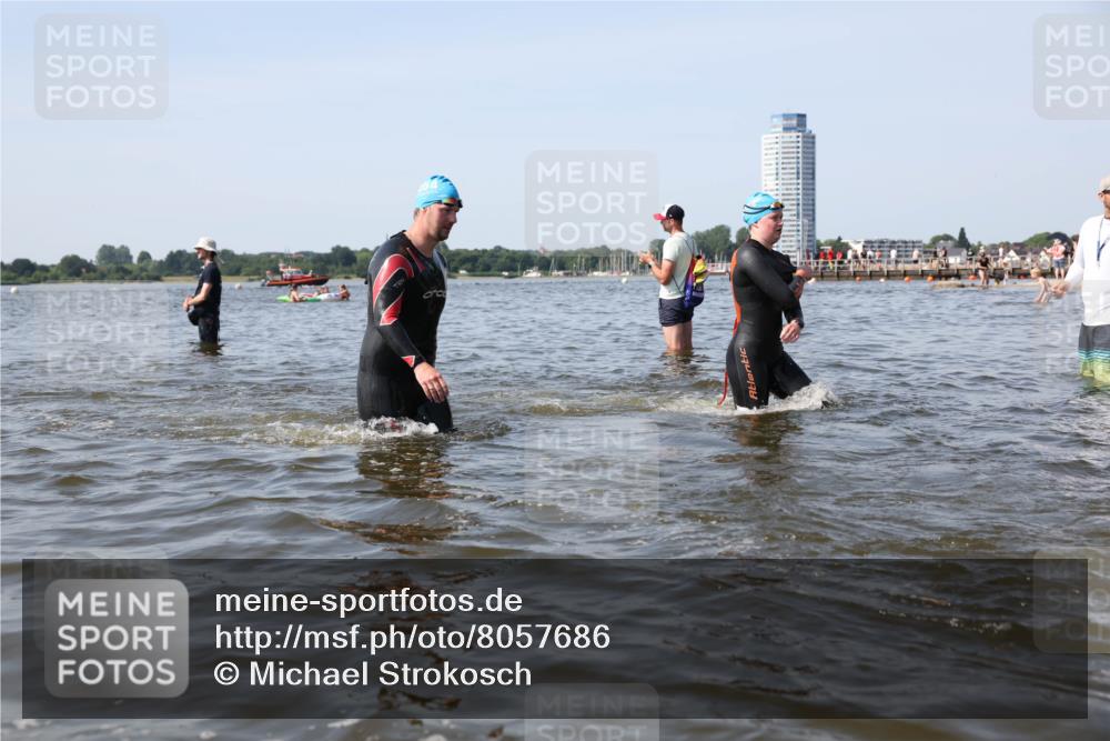 22.06.2025 - Viking Triathlon Michael Strokosch http://msf.ph/oto/8057686 22.06.2025 10:36:32 Schwimmen 42, 88, 232, 251, 332 meine-sportfotos.de