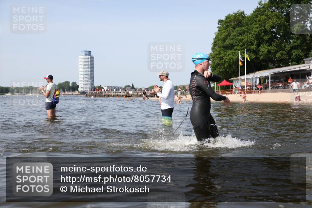 22.06.2025 - Viking Triathlon Michael Strokosch http://msf.ph/oto/8057734 22.06.2025 10:36:41 Schwimmen 232, 251, 332 meine-sportfotos.de