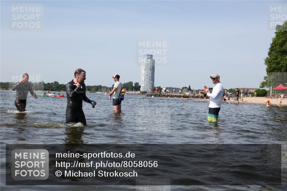 22.06.2025 - Viking Triathlon Michael Strokosch http://msf.ph/oto/8058056 22.06.2025 10:38:04 Schwimmen 61, 72, 146, 179, 191, 335 meine-sportfotos.de