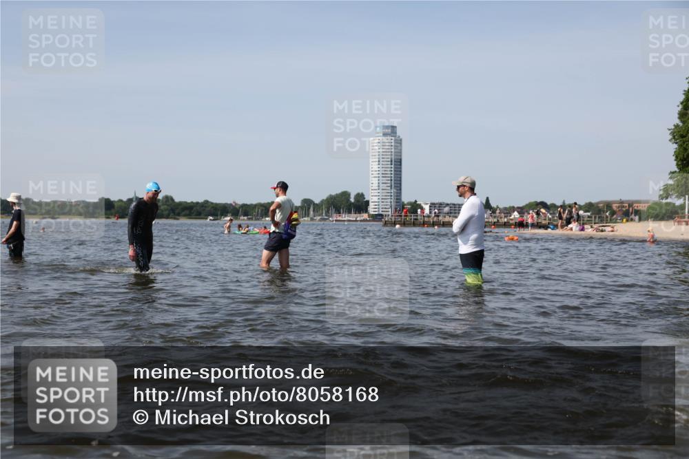 22.06.2025 - Viking Triathlon Michael Strokosch http://msf.ph/oto/8058168 22.06.2025 10:40:55 Schwimmen 59, 266, 389, 397, 462, 530 meine-sportfotos.de