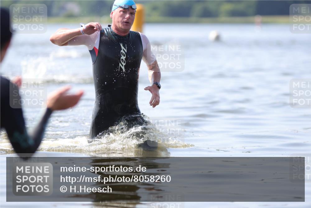 22.06.2025 - Viking Triathlon H.Heesch http://msf.ph/oto/8058260 22.06.2025 10:24:47 Schwimmen 4, 329, 521 meine-sportfotos.de