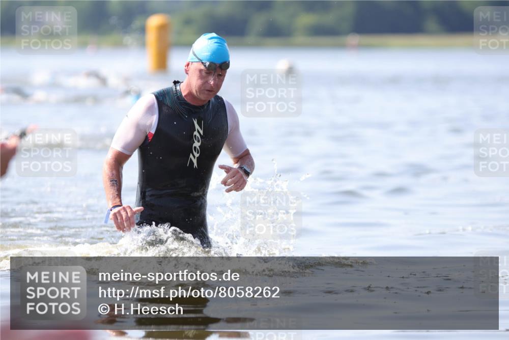 22.06.2025 - Viking Triathlon H.Heesch http://msf.ph/oto/8058262 22.06.2025 10:24:47 Schwimmen 4, 329, 521 meine-sportfotos.de