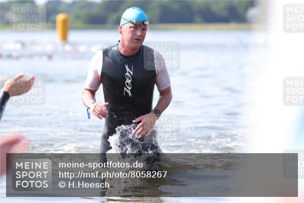 22.06.2025 - Viking Triathlon H.Heesch http://msf.ph/oto/8058267 22.06.2025 10:24:50 Schwimmen 4, 329, 521 meine-sportfotos.de