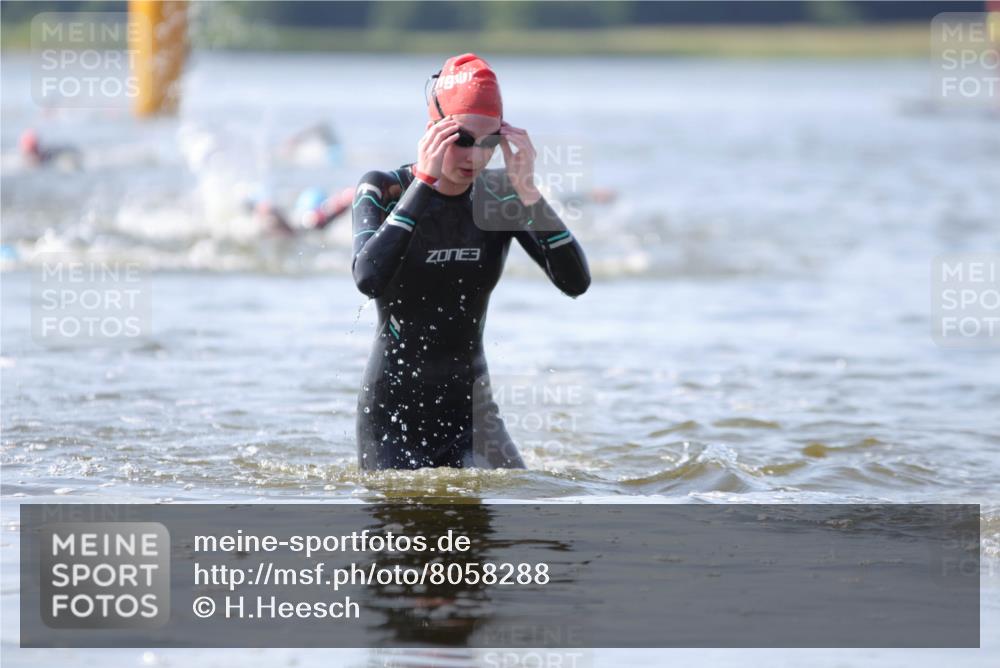 22.06.2025 - Viking Triathlon H.Heesch http://msf.ph/oto/8058288 22.06.2025 10:25:22 Schwimmen 2, 122, 641 meine-sportfotos.de