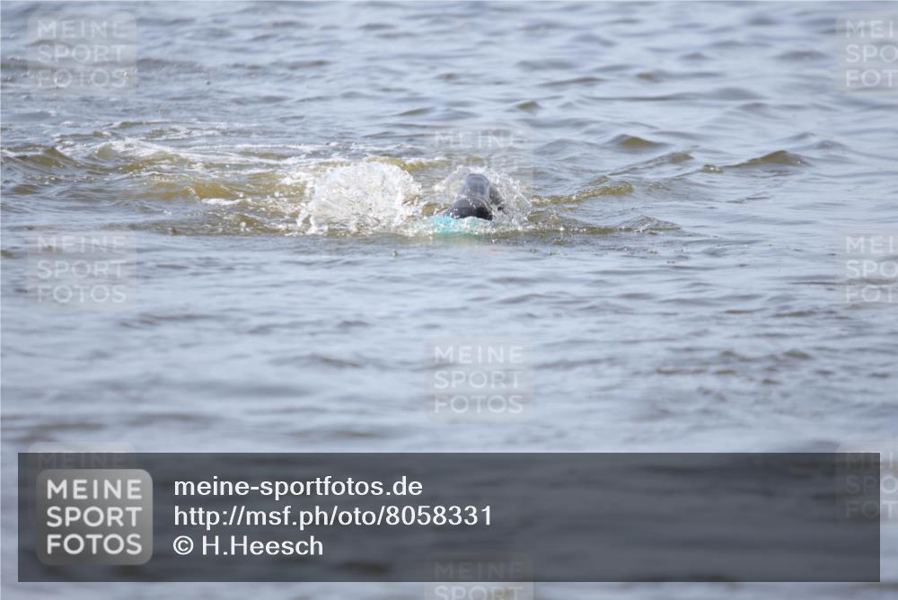 22.06.2025 - Viking Triathlon H.Heesch http://msf.ph/oto/8058331 22.06.2025 10:26:05 Schwimmen 9, 49, 526, 617, 642 meine-sportfotos.de
