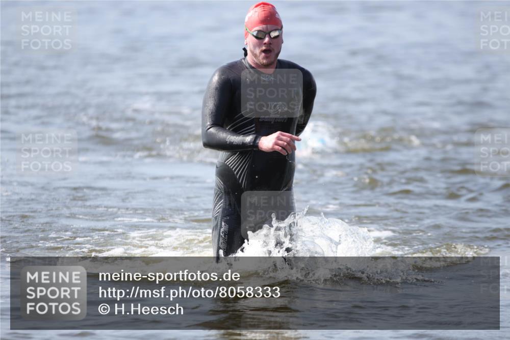 22.06.2025 - Viking Triathlon H.Heesch http://msf.ph/oto/8058333 22.06.2025 10:26:07 Schwimmen 9, 526, 617, 642 meine-sportfotos.de