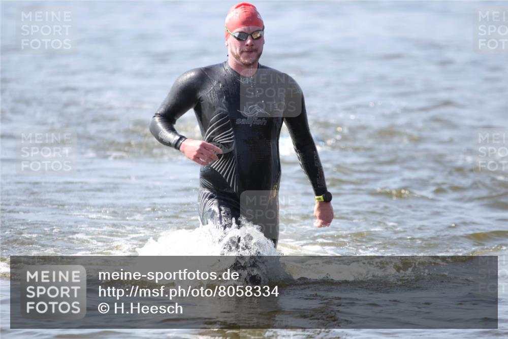 22.06.2025 - Viking Triathlon H.Heesch http://msf.ph/oto/8058334 22.06.2025 10:26:07 Schwimmen 9, 526, 617, 642 meine-sportfotos.de