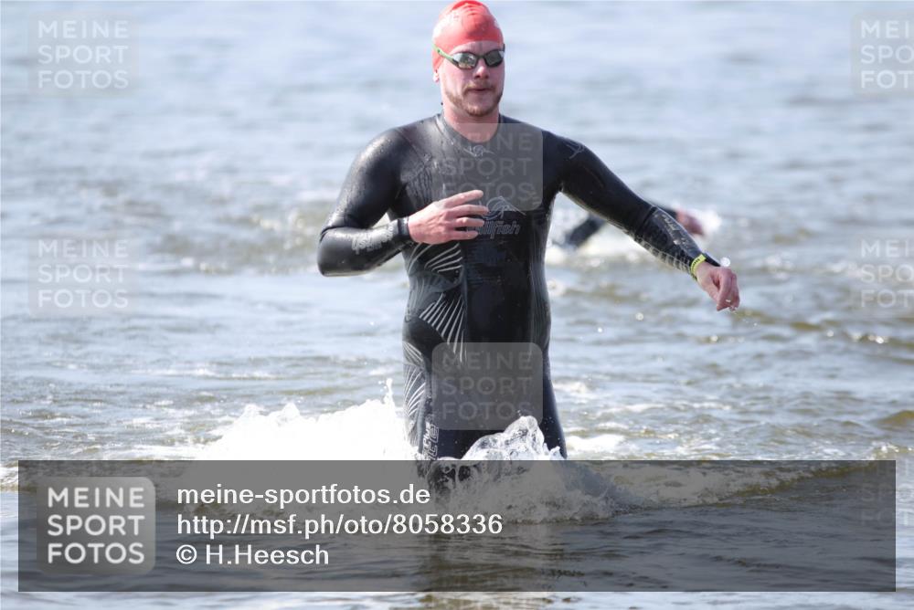 22.06.2025 - Viking Triathlon H.Heesch http://msf.ph/oto/8058336 22.06.2025 10:26:07 Schwimmen 9, 526, 617, 642 meine-sportfotos.de