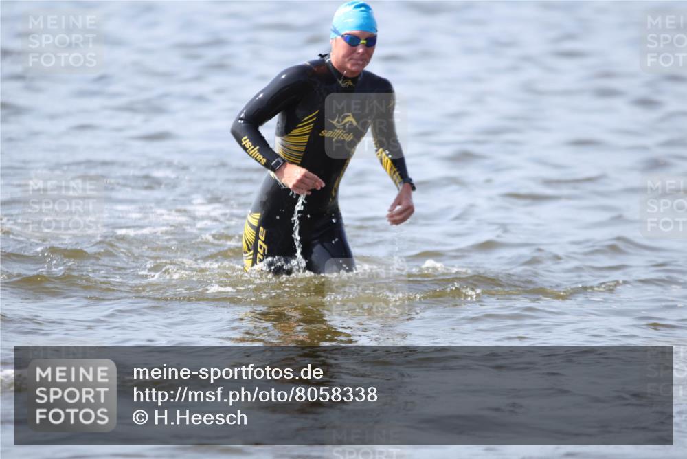 22.06.2025 - Viking Triathlon H.Heesch http://msf.ph/oto/8058338 22.06.2025 10:26:08 Schwimmen 9, 526, 617, 642 meine-sportfotos.de