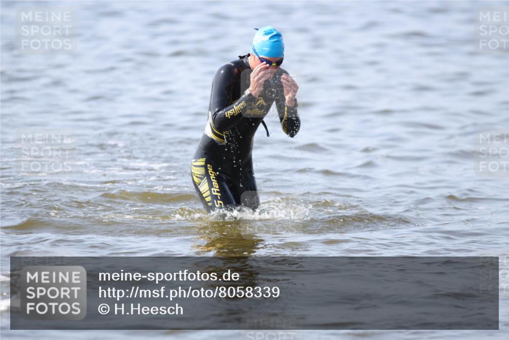 22.06.2025 - Viking Triathlon H.Heesch http://msf.ph/oto/8058339 22.06.2025 10:26:09 Schwimmen 9, 526, 617, 642 meine-sportfotos.de