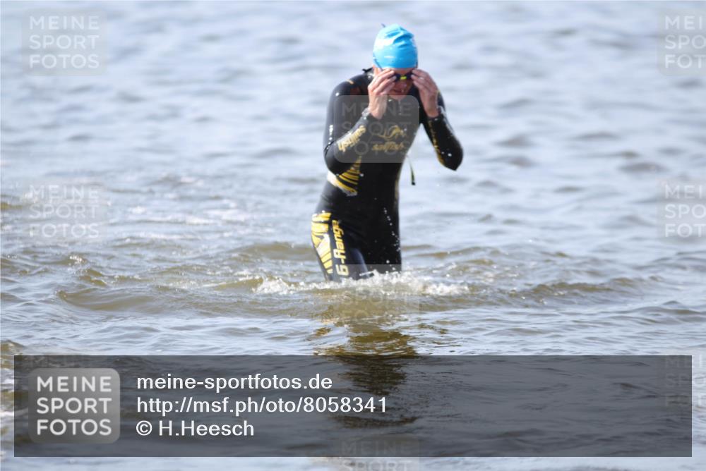 22.06.2025 - Viking Triathlon H.Heesch http://msf.ph/oto/8058341 22.06.2025 10:26:09 Schwimmen 9, 526, 617, 642 meine-sportfotos.de