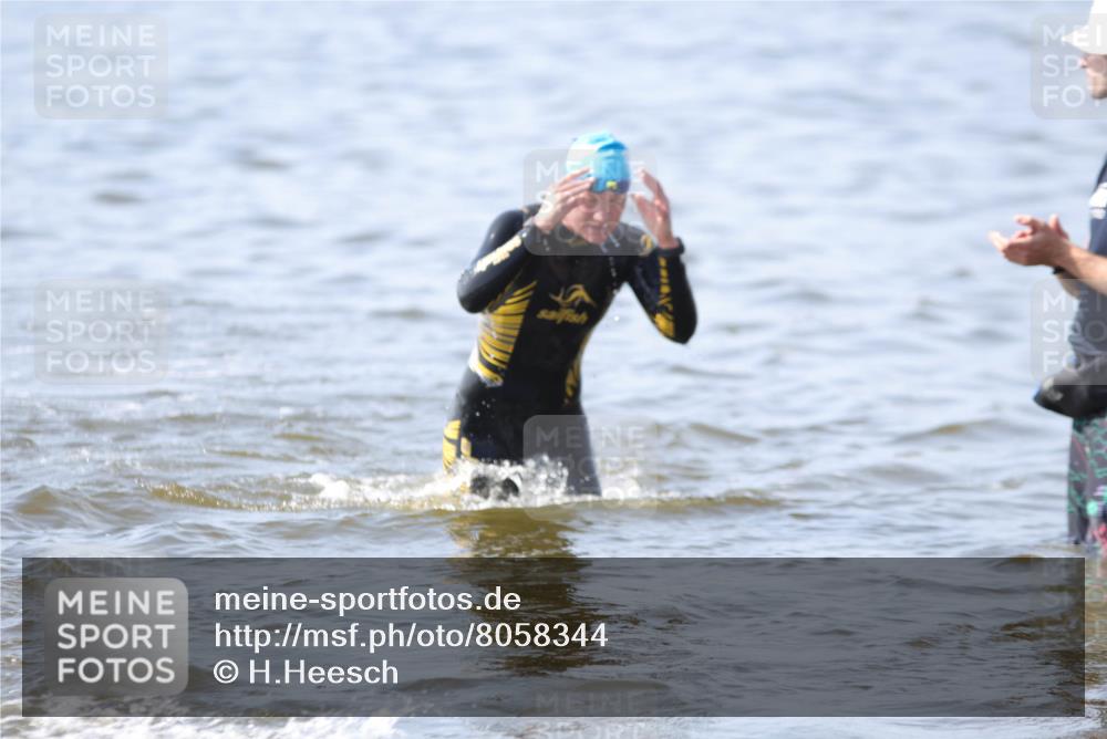 22.06.2025 - Viking Triathlon H.Heesch http://msf.ph/oto/8058344 22.06.2025 10:26:10 Schwimmen 9, 526, 617 meine-sportfotos.de