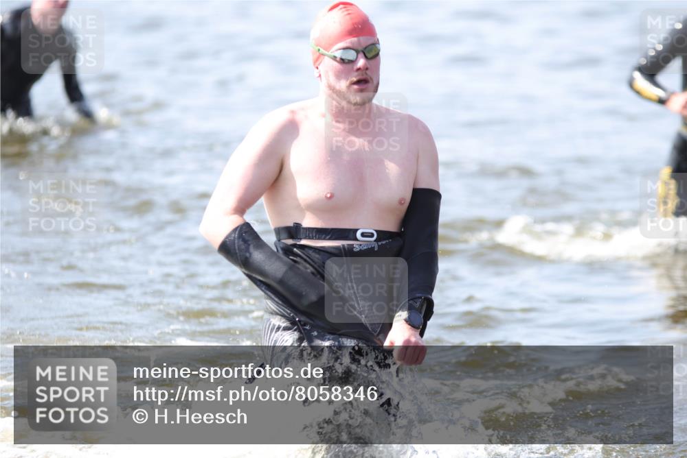 22.06.2025 - Viking Triathlon H.Heesch http://msf.ph/oto/8058346 22.06.2025 10:26:11 Schwimmen 9, 526, 617 meine-sportfotos.de