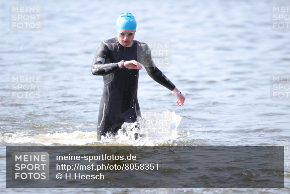 22.06.2025 - Viking Triathlon H.Heesch http://msf.ph/oto/8058351 22.06.2025 10:26:13 Schwimmen 9, 526, 617 meine-sportfotos.de