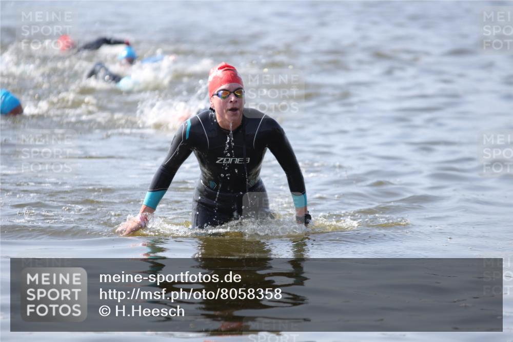 22.06.2025 - Viking Triathlon H.Heesch http://msf.ph/oto/8058358 22.06.2025 10:26:44 Schwimmen 288, 610, 661 meine-sportfotos.de