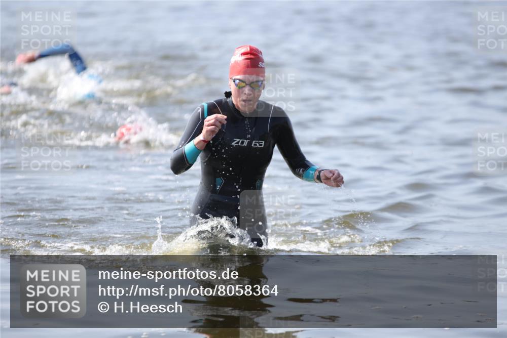 22.06.2025 - Viking Triathlon H.Heesch http://msf.ph/oto/8058364 22.06.2025 10:26:44 Schwimmen 288, 610, 661 meine-sportfotos.de