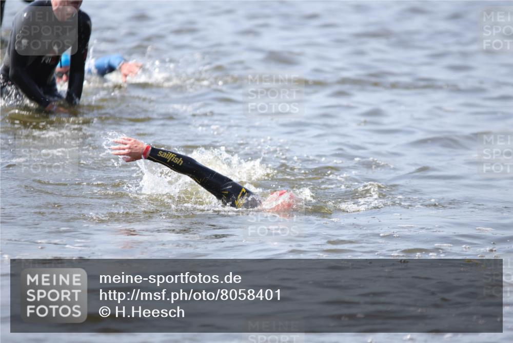 22.06.2025 - Viking Triathlon H.Heesch http://msf.ph/oto/8058401 22.06.2025 10:26:53 Schwimmen 52, 81, 145, 288, 610, 623, 661 meine-sportfotos.de