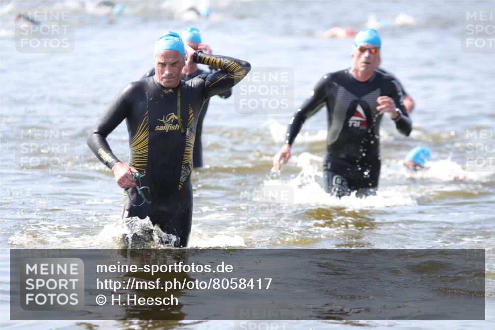 22.06.2025 - Viking Triathlon H.Heesch http://msf.ph/oto/8058417 22.06.2025 10:26:55 Schwimmen 52, 81, 145, 288, 610, 623, 661 meine-sportfotos.de