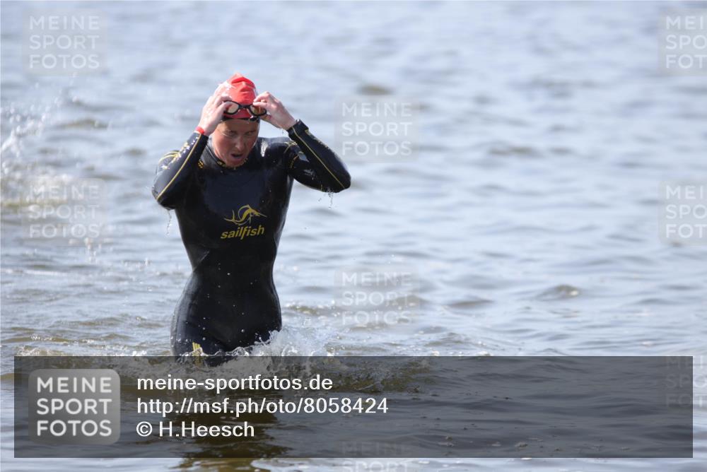 22.06.2025 - Viking Triathlon H.Heesch http://msf.ph/oto/8058424 22.06.2025 10:26:56 Schwimmen 52, 81, 145, 288, 610, 623, 661 meine-sportfotos.de