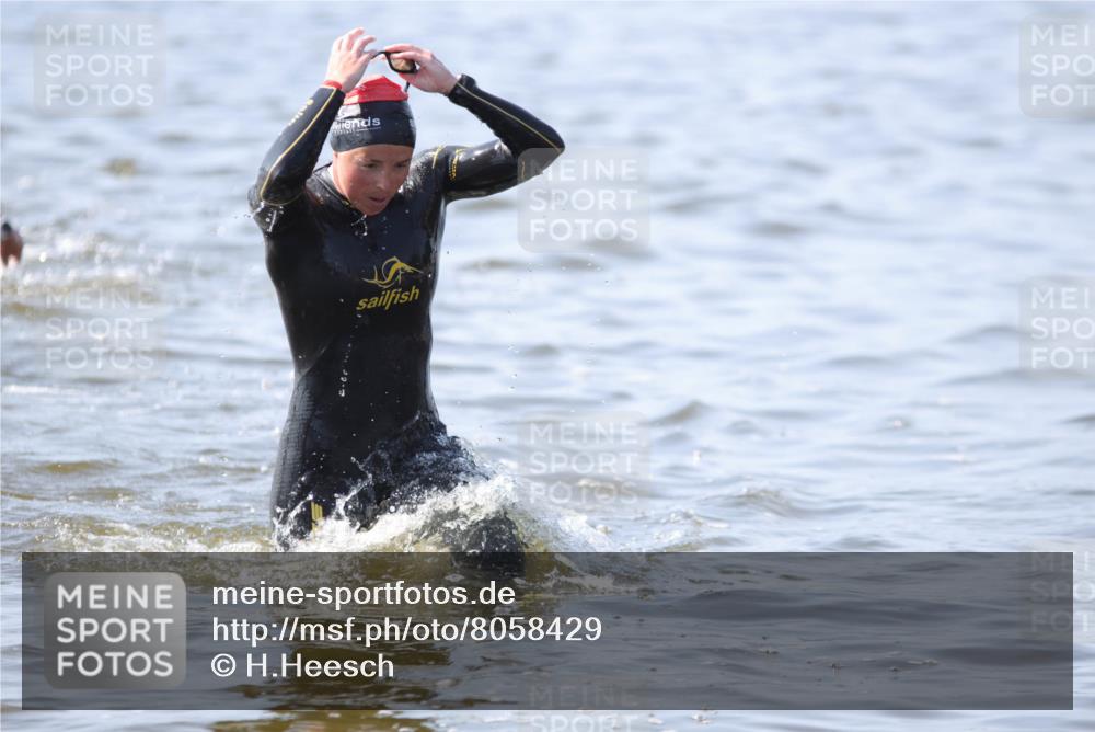 22.06.2025 - Viking Triathlon H.Heesch http://msf.ph/oto/8058429 22.06.2025 10:26:56 Schwimmen 52, 81, 145, 288, 610, 623, 661 meine-sportfotos.de