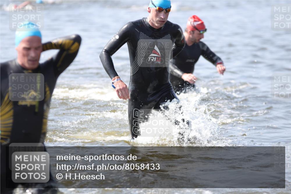 22.06.2025 - Viking Triathlon H.Heesch http://msf.ph/oto/8058433 22.06.2025 10:26:59 Schwimmen 52, 81, 145, 288, 623, 661 meine-sportfotos.de