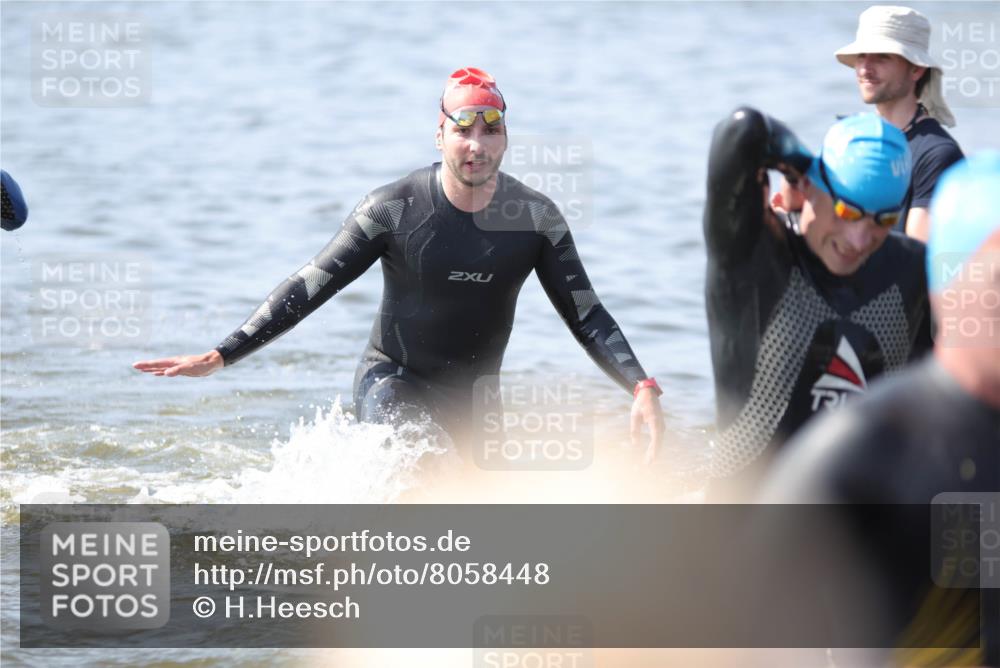 22.06.2025 - Viking Triathlon H.Heesch http://msf.ph/oto/8058448 22.06.2025 10:27:03 Schwimmen 52, 81, 145, 288, 623, 661 meine-sportfotos.de