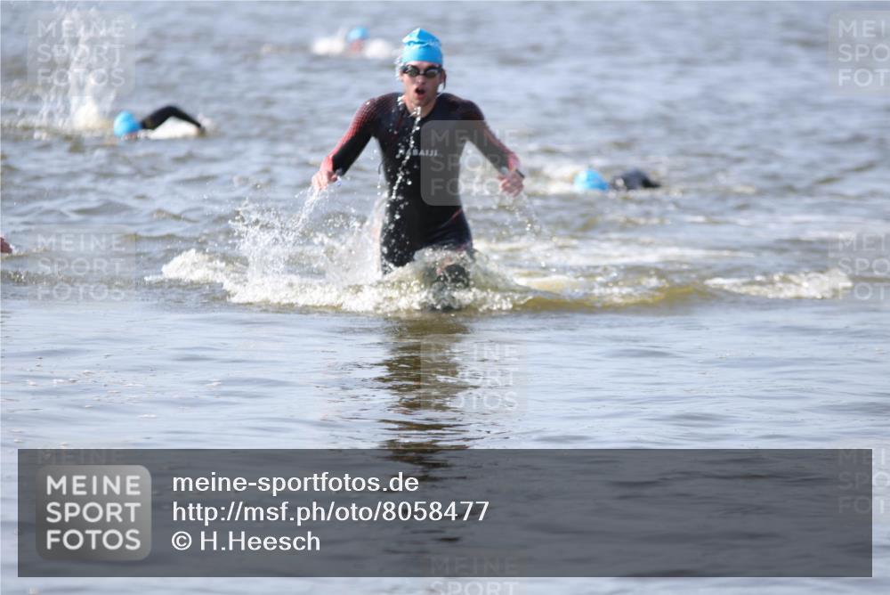 22.06.2025 - Viking Triathlon H.Heesch http://msf.ph/oto/8058477 22.06.2025 10:27:22 Schwimmen 1, 272, 286, 611 meine-sportfotos.de