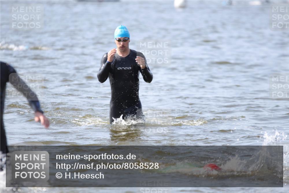 22.06.2025 - Viking Triathlon H.Heesch http://msf.ph/oto/8058528 22.06.2025 10:27:31 Schwimmen 1, 176, 272, 286, 611 meine-sportfotos.de