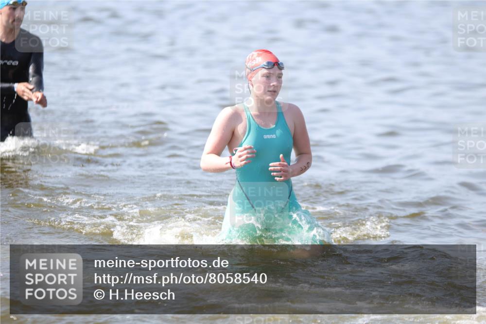 22.06.2025 - Viking Triathlon H.Heesch http://msf.ph/oto/8058540 22.06.2025 10:27:34 Schwimmen 1, 176, 198, 230, 272, 286, 611 meine-sportfotos.de