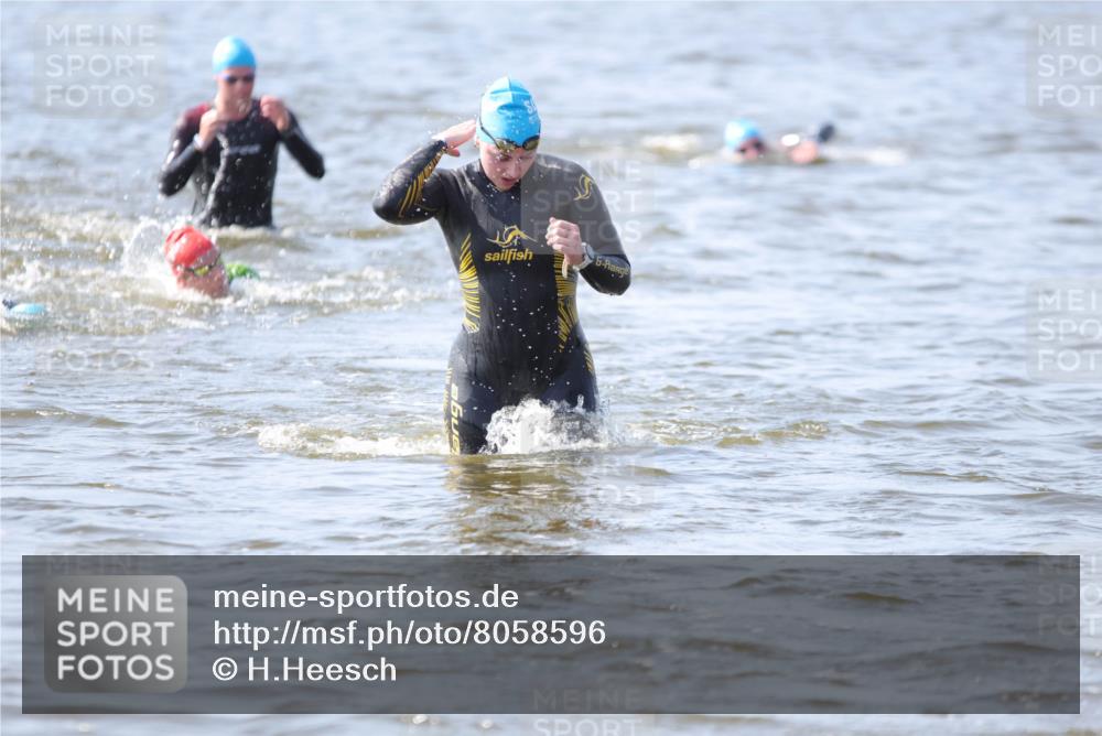 22.06.2025 - Viking Triathlon H.Heesch http://msf.ph/oto/8058596 22.06.2025 10:27:41 Schwimmen 1, 90, 176, 198, 230, 272, 534, 611, 616 meine-sportfotos.de