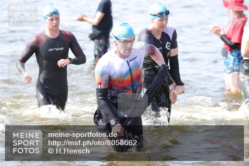 22.06.2025 - Viking Triathlon H.Heesch http://msf.ph/oto/8058662 22.06.2025 10:27:58 Schwimmen 14, 90, 178, 196, 198, 230, 289, 367, 401, 534, 616 meine-sportfotos.de