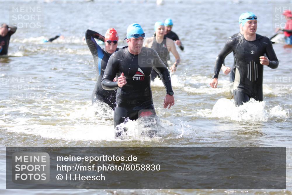 22.06.2025 - Viking Triathlon H.Heesch http://msf.ph/oto/8058830 22.06.2025 10:29:01 Schwimmen 7, 12, 15, 152, 200, 310, 384, 414, 443, 458, 604, 628, 652 meine-sportfotos.de
