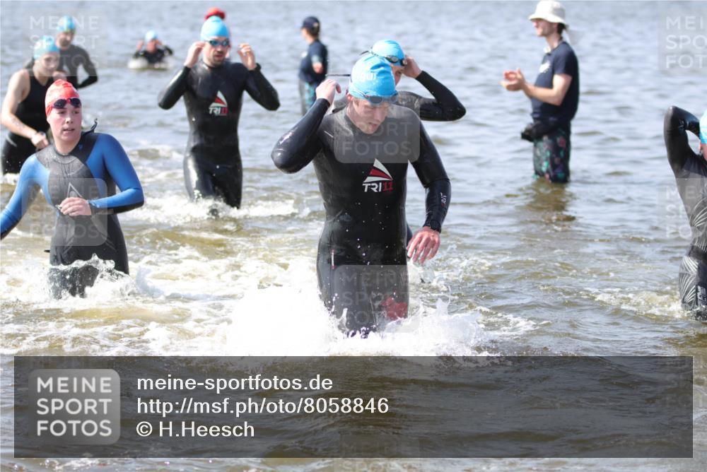 22.06.2025 - Viking Triathlon H.Heesch http://msf.ph/oto/8058846 22.06.2025 10:29:04 Schwimmen 7, 11, 12, 152, 200, 310, 384, 443, 458, 604, 628, 652 meine-sportfotos.de