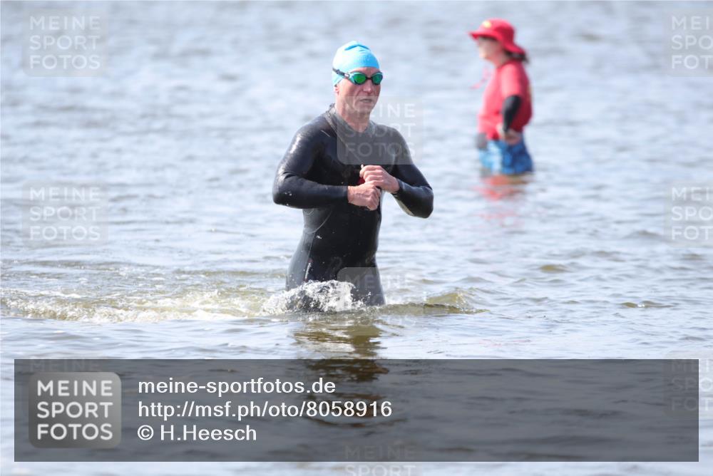 22.06.2025 - Viking Triathlon H.Heesch http://msf.ph/oto/8058916 22.06.2025 10:29:30 Schwimmen 6, 30, 33, 243, 612 meine-sportfotos.de