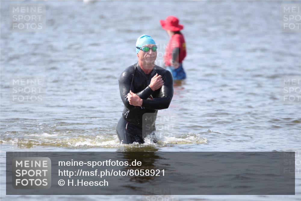 22.06.2025 - Viking Triathlon H.Heesch http://msf.ph/oto/8058921 22.06.2025 10:29:30 Schwimmen 6, 30, 33, 243, 612 meine-sportfotos.de