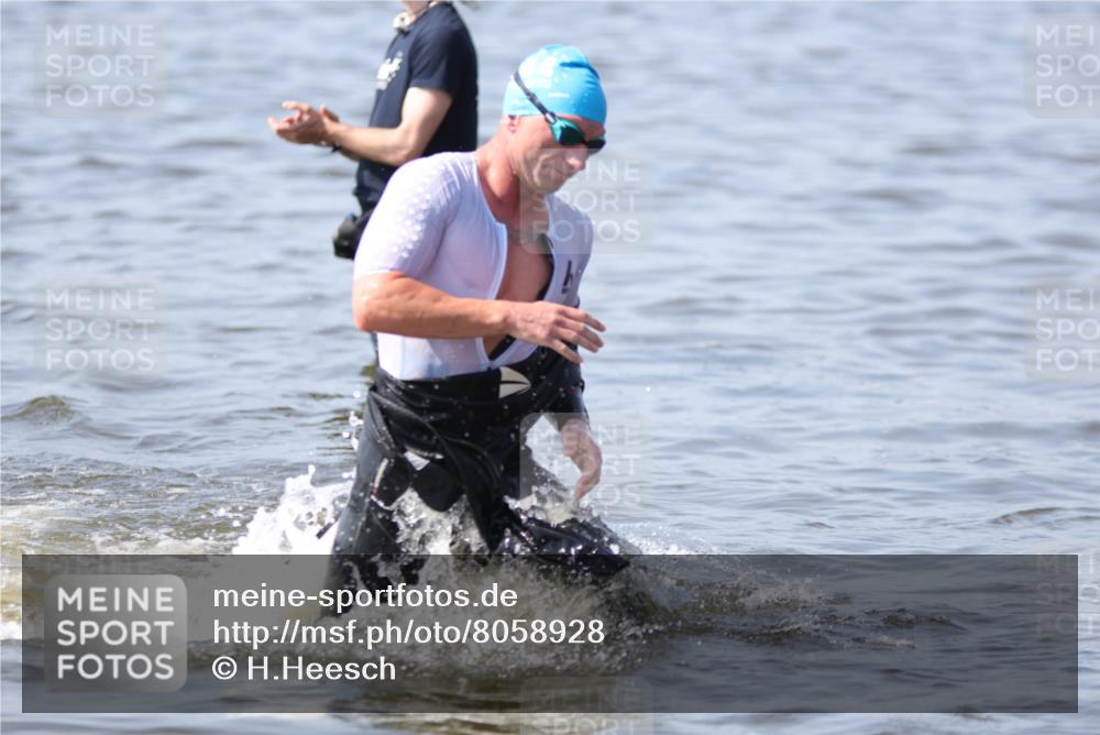 22.06.2025 - Viking Triathlon H.Heesch http://msf.ph/oto/8058928 22.06.2025 10:29:37 Schwimmen 6, 612 meine-sportfotos.de