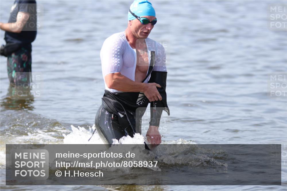 22.06.2025 - Viking Triathlon H.Heesch http://msf.ph/oto/8058937 22.06.2025 10:29:37 Schwimmen 6, 612 meine-sportfotos.de