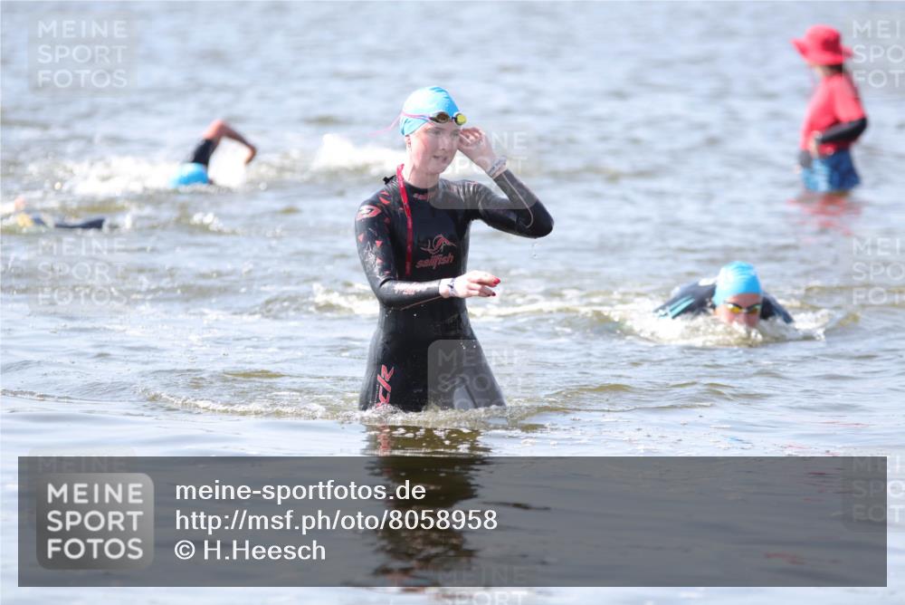 22.06.2025 - Viking Triathlon H.Heesch http://msf.ph/oto/8058958 22.06.2025 10:29:47 Schwimmen 264, 299, 473 meine-sportfotos.de