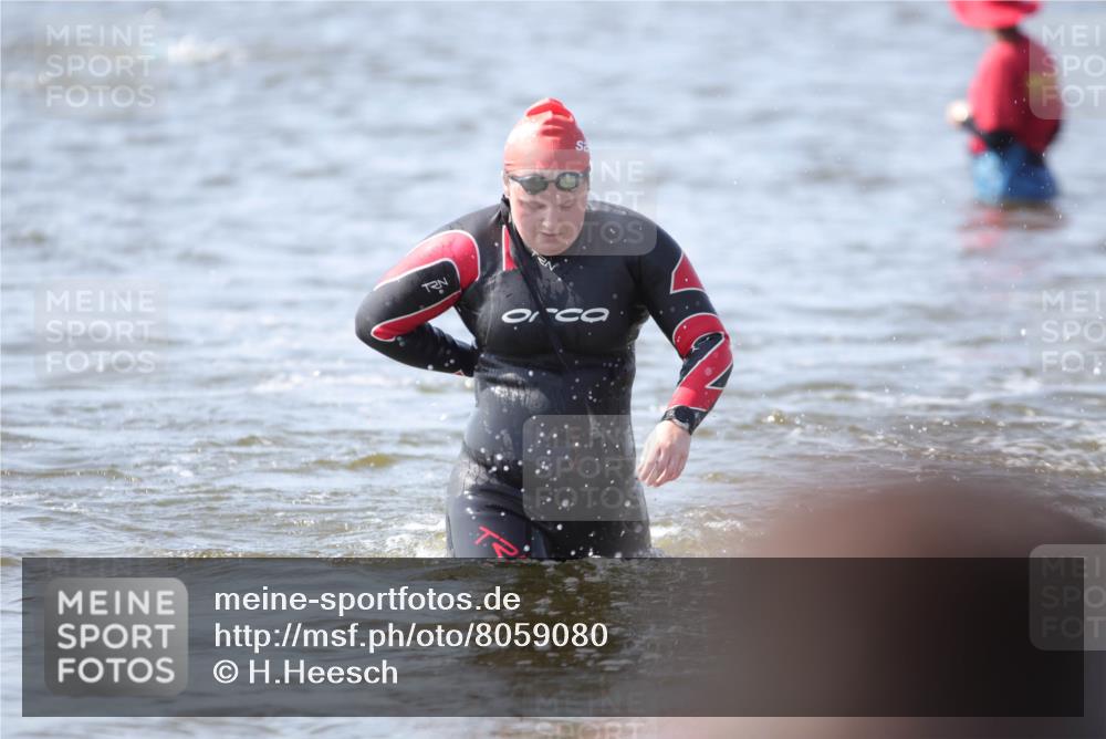 22.06.2025 - Viking Triathlon H.Heesch http://msf.ph/oto/8059080 22.06.2025 10:30:28 Schwimmen 13, 188, 381, 393, 551, 643, 651 meine-sportfotos.de
