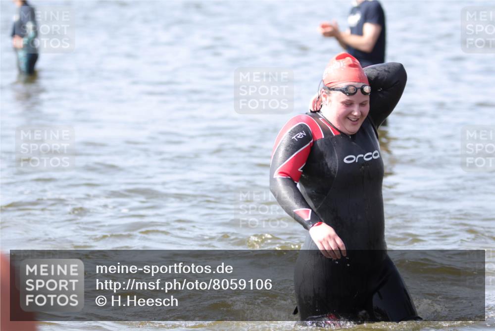 22.06.2025 - Viking Triathlon H.Heesch http://msf.ph/oto/8059106 22.06.2025 10:30:39 Schwimmen 13, 162, 188, 393, 444, 551, 630, 651 meine-sportfotos.de