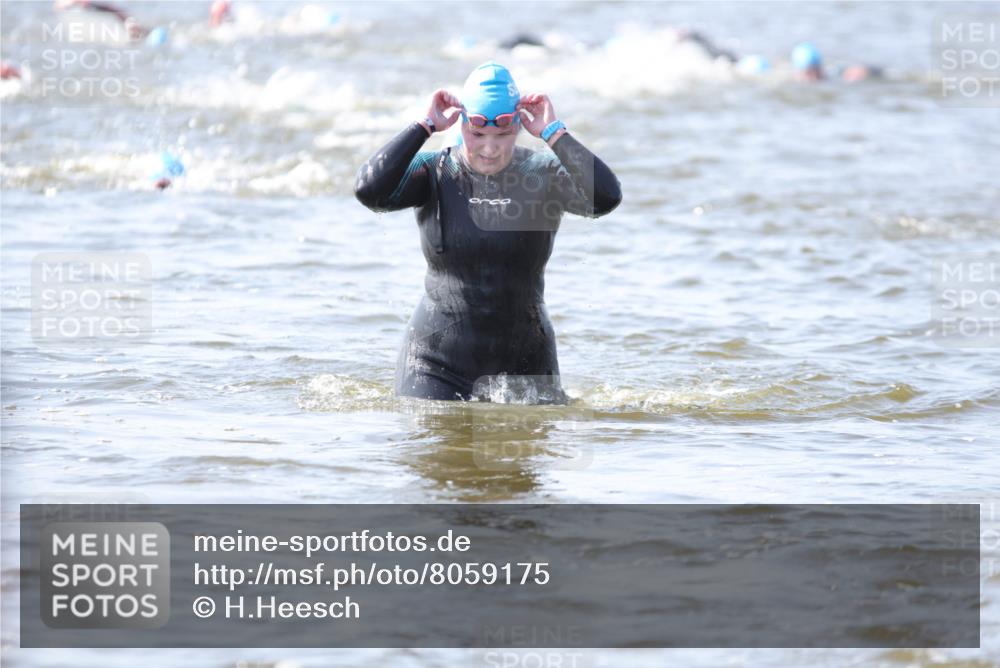 22.06.2025 - Viking Triathlon H.Heesch http://msf.ph/oto/8059175 22.06.2025 10:31:13 Schwimmen 8, 216, 236, 237, 311, 330, 352, 549 meine-sportfotos.de