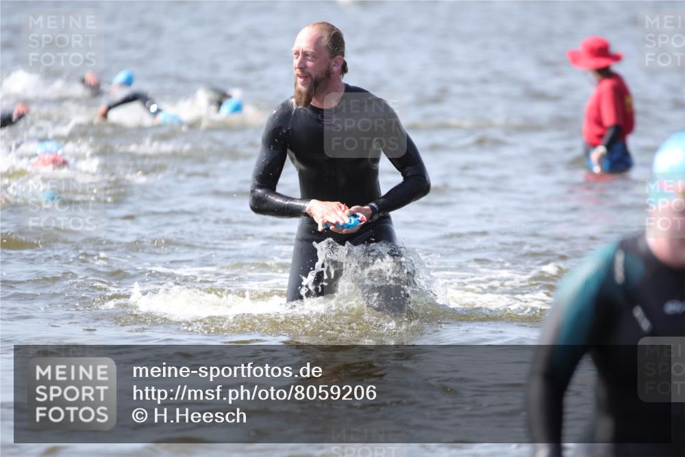 22.06.2025 - Viking Triathlon H.Heesch http://msf.ph/oto/8059206 22.06.2025 10:31:20 Schwimmen 3, 8, 216, 236, 311, 330, 469, 613, 648 meine-sportfotos.de