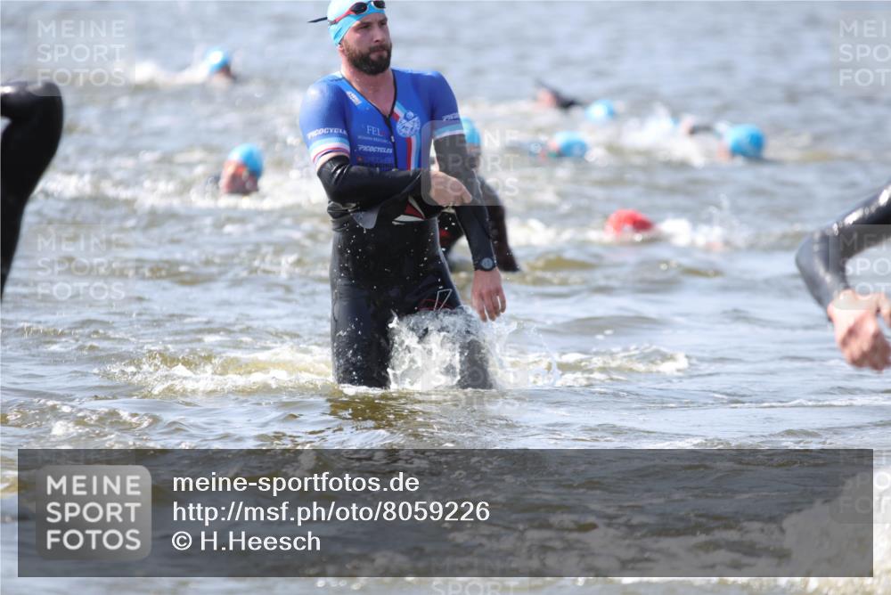 22.06.2025 - Viking Triathlon H.Heesch http://msf.ph/oto/8059226 22.06.2025 10:31:24 Schwimmen 3, 8, 137, 236, 311, 340, 469, 613, 648 meine-sportfotos.de