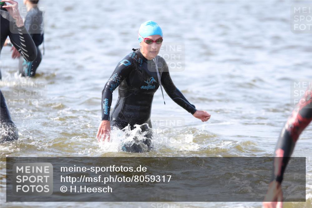 22.06.2025 - Viking Triathlon H.Heesch http://msf.ph/oto/8059317 22.06.2025 10:31:38 Schwimmen 3, 98, 99, 124, 125, 137, 158, 189, 224, 340, 350, 469, 507, 555, 613, 648, 658 meine-sportfotos.de